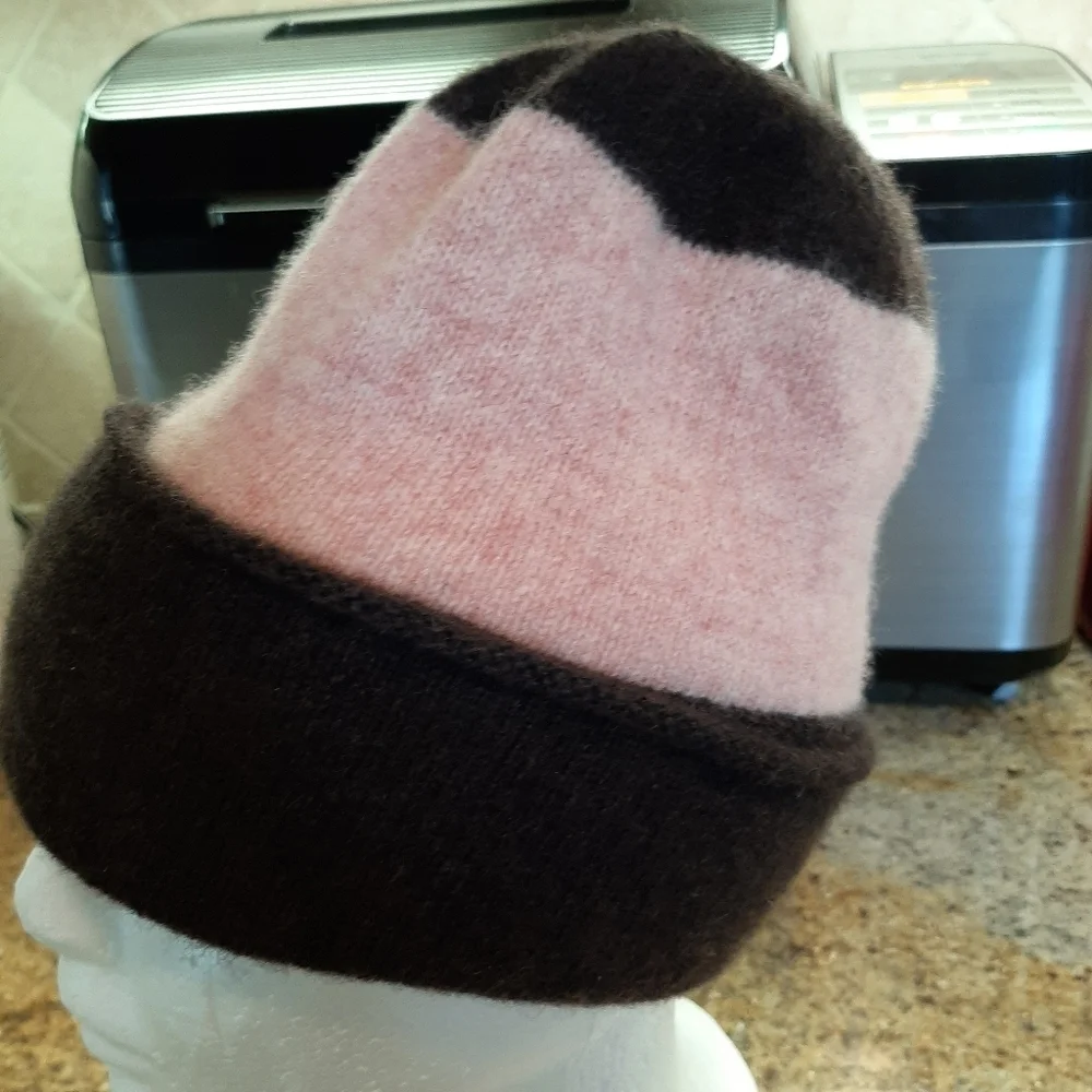 GAP 100% LAMBSWOOL KNIT HAT WITH SWEAT BAND.